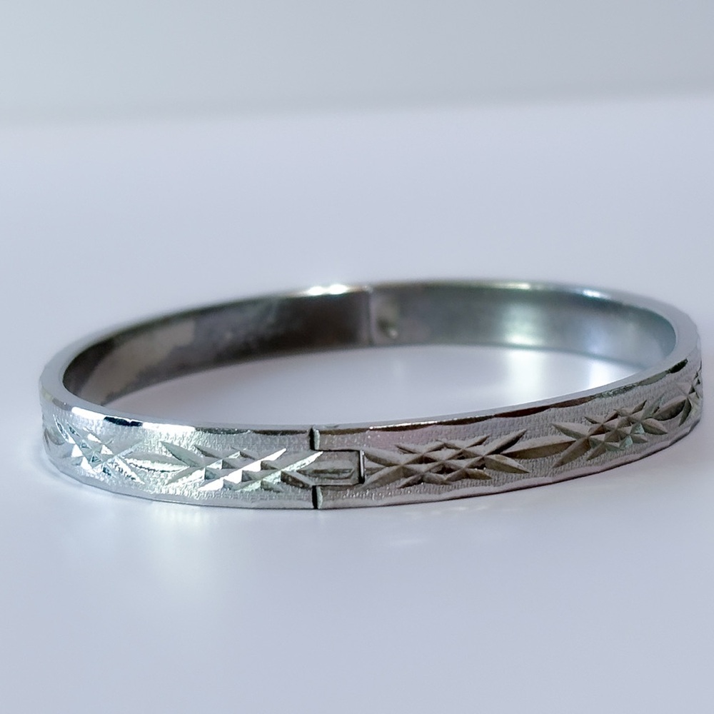 Vintage Silver Tone Diamond Cut Hinged Bangle - 6.75" -JT0335 - Picture 8 of 14